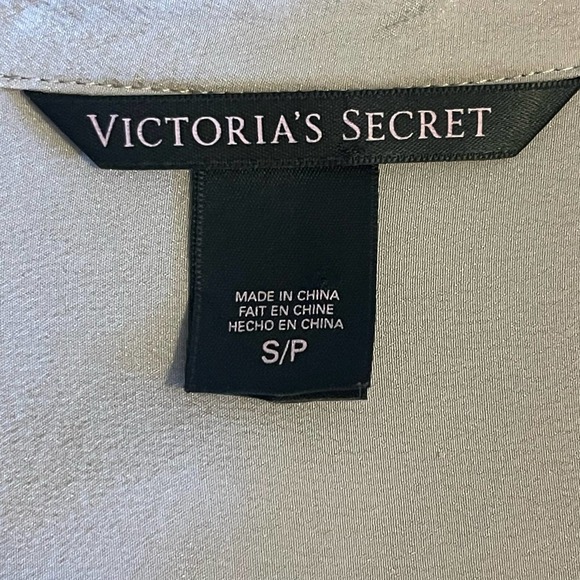 Victoria's Secret Women's Silk Button Down Shirt Size Small - Picture 2 of 8